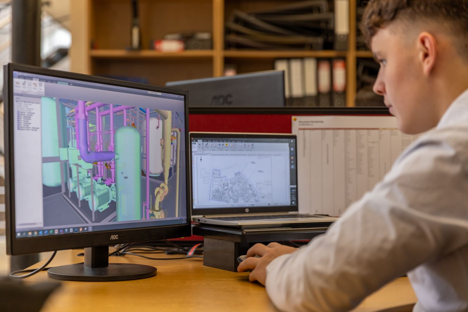 Kỹ sư thiết kế bản vẽ CAD 3D trên máy trạm kỹ thuật