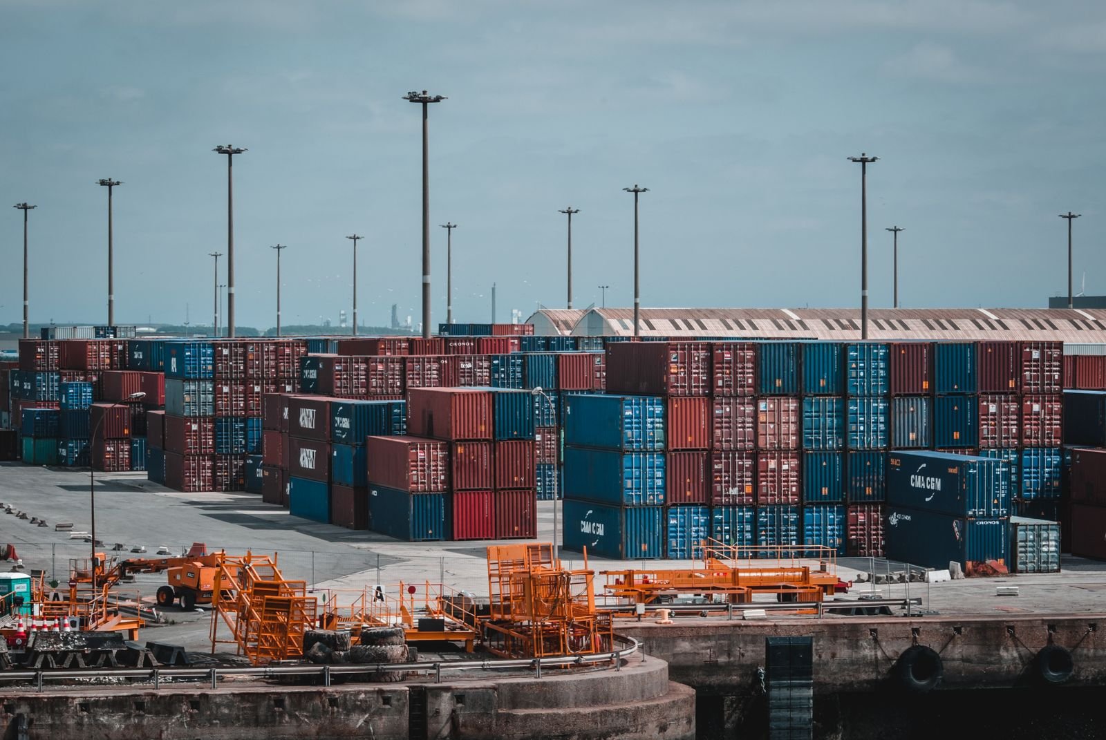 Container hàng hóa tại cảng logistics chuỗi cung ứng